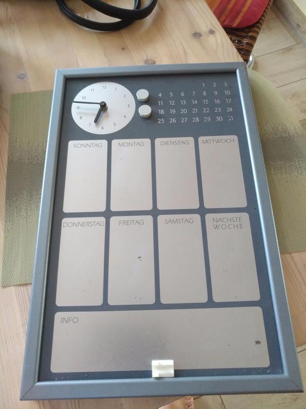 Organizer / Memo-Board; Farbe alu und grau: Uhr, Kalender, Magnete, Einteilung nach Wochentagen