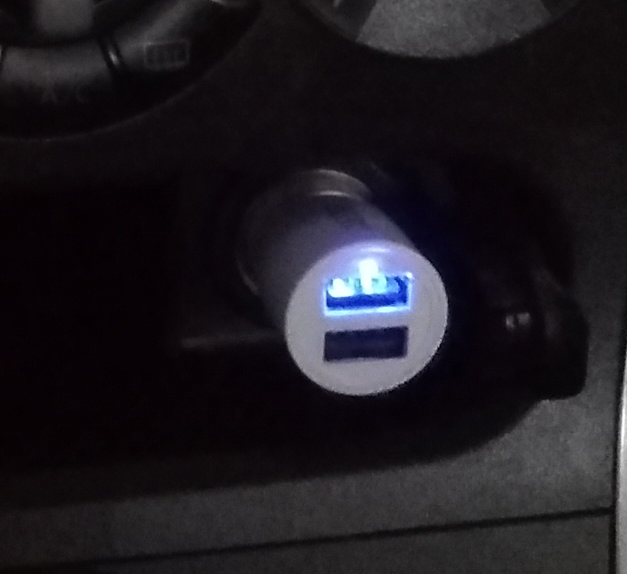 Stecker fürs Auto mit 2 USB-Anschlüssen und blauer LED, z. B.