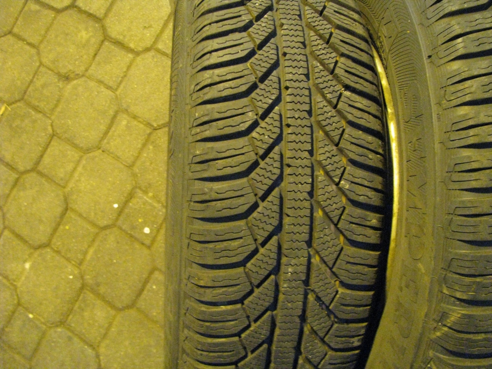 175 / 70 / 13 WINTERREIFEN 4 STÜCK AUF GOLF 3 FELGEN