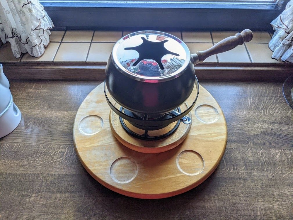 Für Weihnachten, Fonduegerät, für flüssigen Brennstoff, mit Gabeln, für 10,-- Euro zu verkaufen.