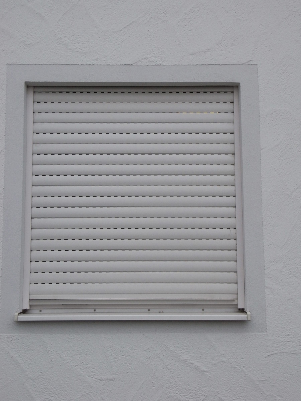 Rolläden PVC weiss hell glatt guter Zustnd Rollladen Kunststoff Lamelle Tür Hausbau Renovierung grau