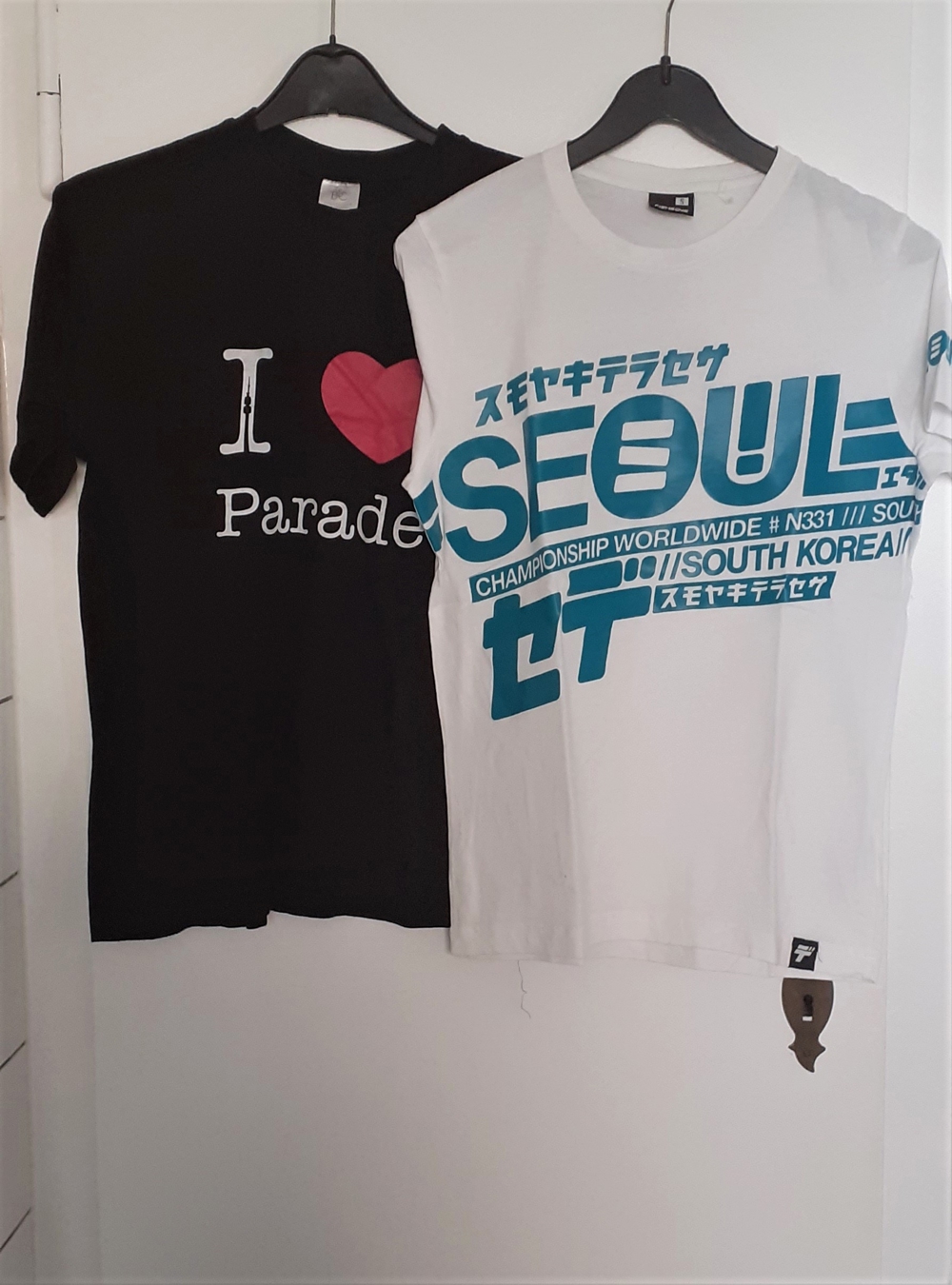 2 T-Shirts u. a. Fishbone Gr. S weiß schwarz Parade Südkorea Seoul