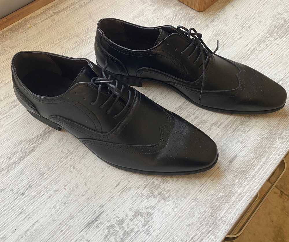 Schwarze neue Anzug- Schuhe