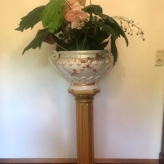 Italienische Blumenschale auf Säule mit aufwendiger Dekoration
