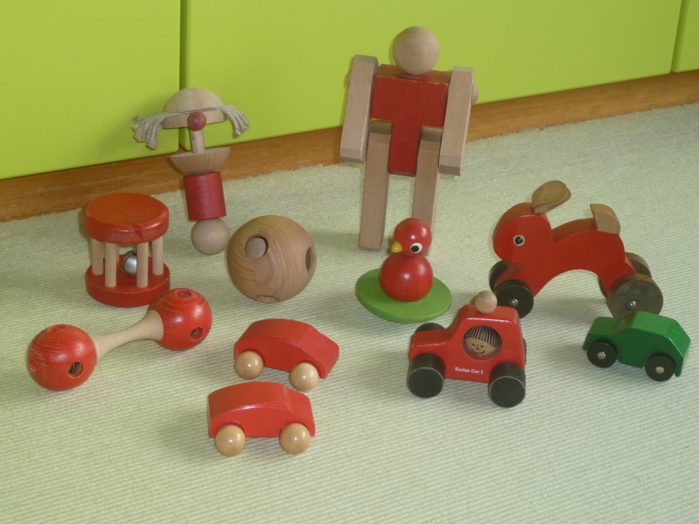 Baby- und Kleinkinderspielzeug aus Holz