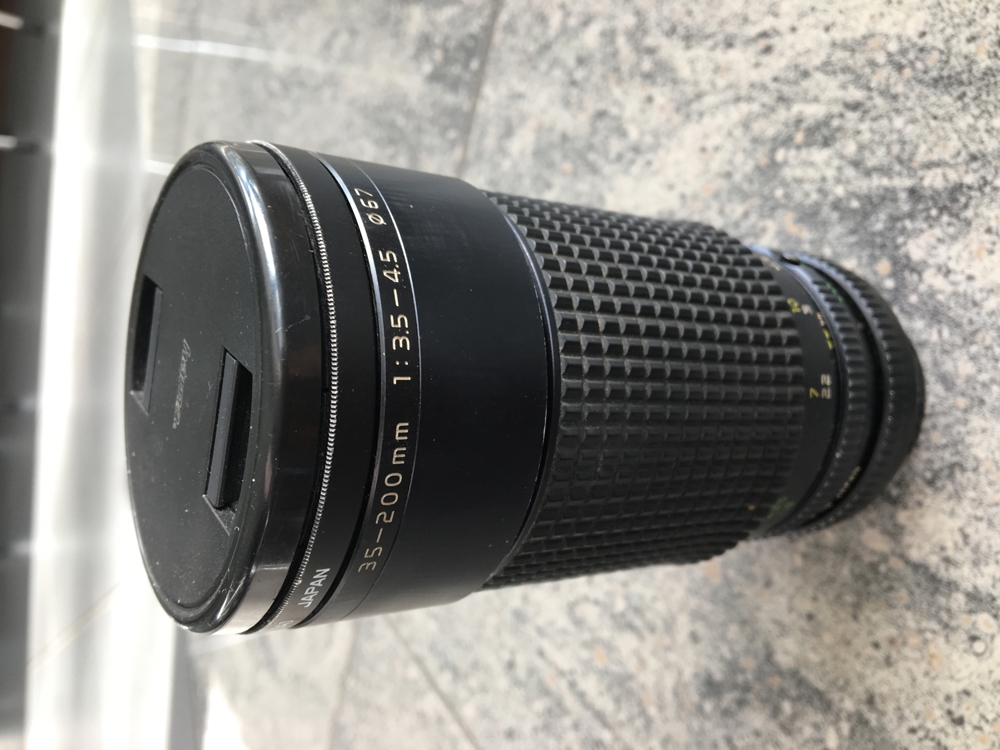 Tokina Tele-Zoomobjektiv AT-X 352 (35-200 mm/f 3.5-4.5)