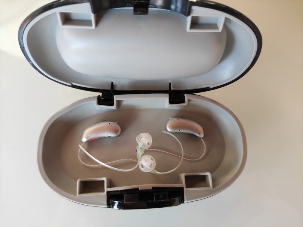 Hörgeräte für beide Ohren mit Zubehör