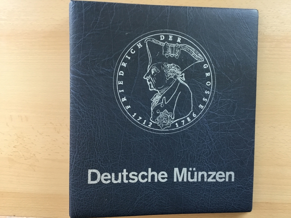 Album mit 49 DDR Gedenk-und Umlaufmünzen