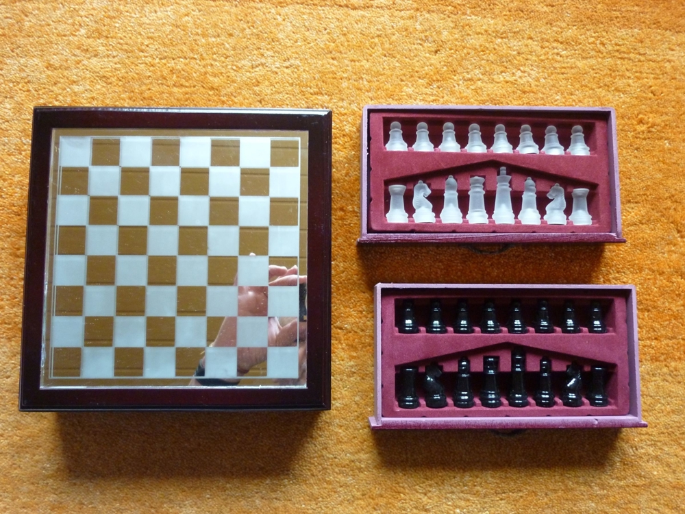 Schachspiel aus Holz und Glas