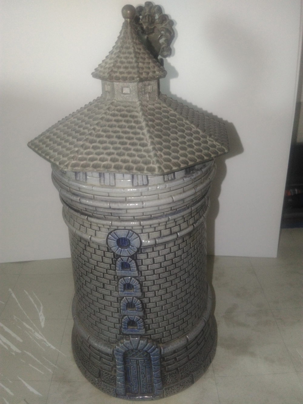 Antiker Bierkrug Turm Motiv mit Zinn Deckel vor 1945