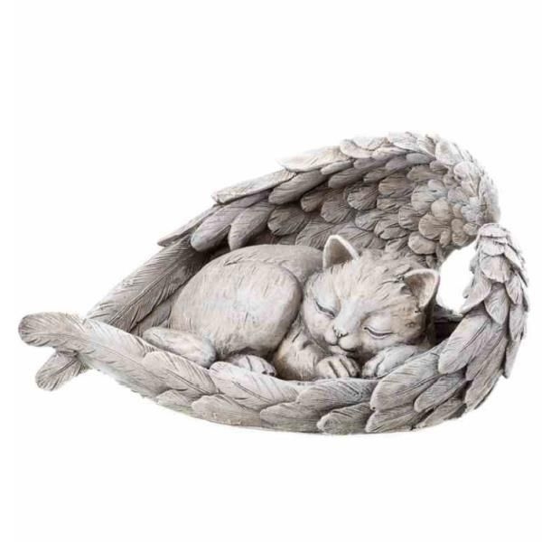 Tiergrab Figur, schlafende Katze in Engelsflügeln gebettet.