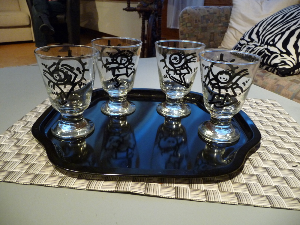 4 St. Trinkgläser Gläser inkl. Tablett