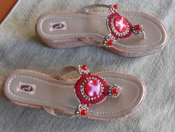 Modische Damen Sandalen mit Steinen