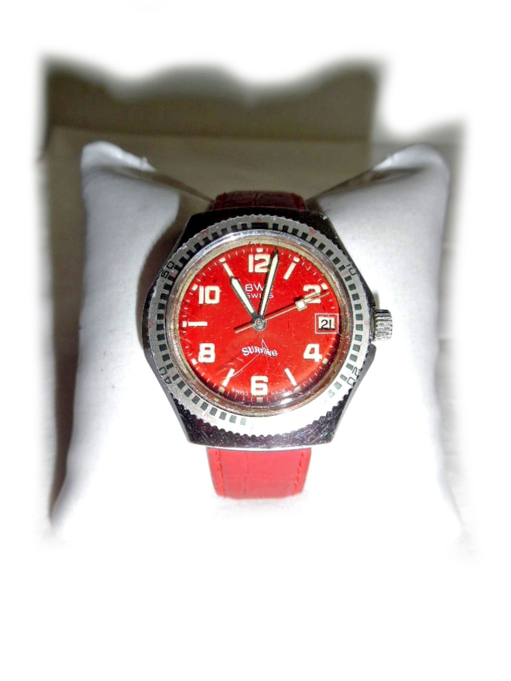Rote Armbanduhr von BWC