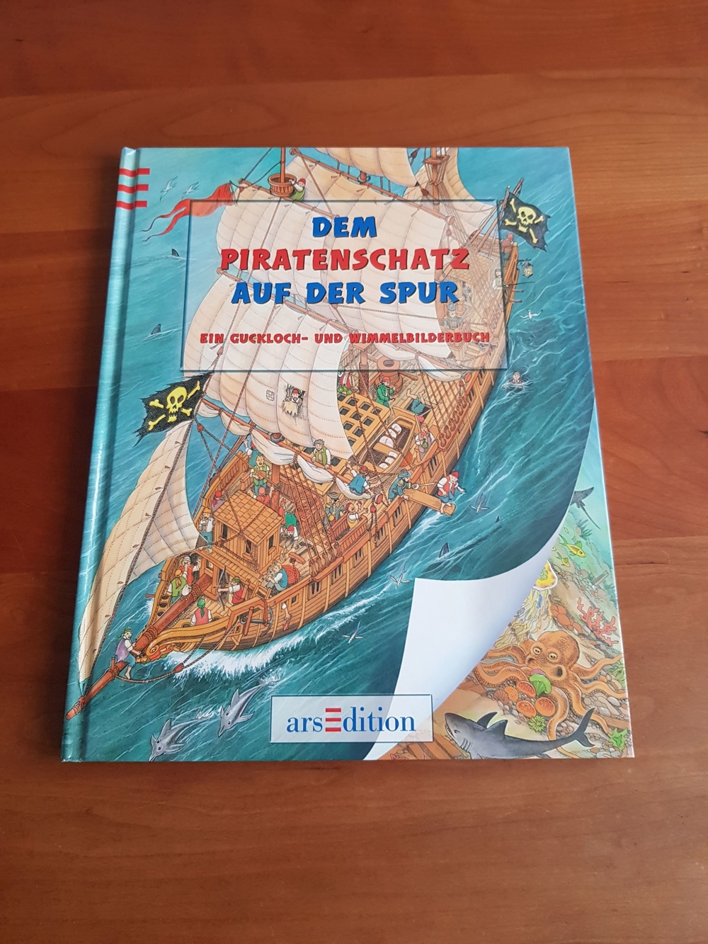 Wimmel-und Gucklochkinderbuch "Dem Piratenschatz auf der Spur" von ars edition