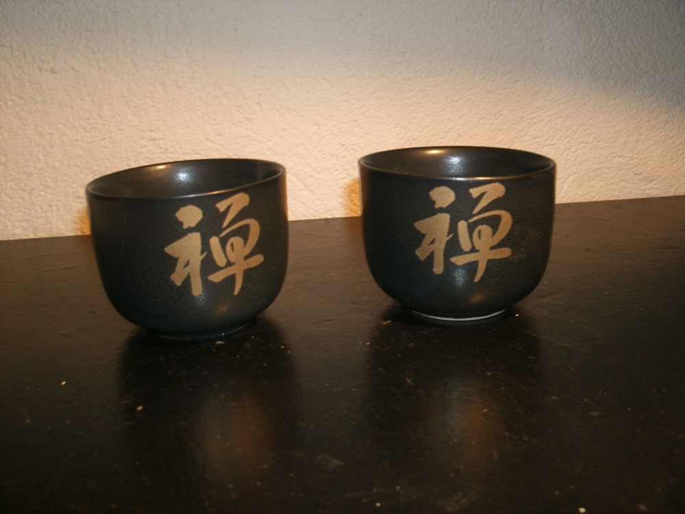 2 Teeschalen schwarz mit Gold