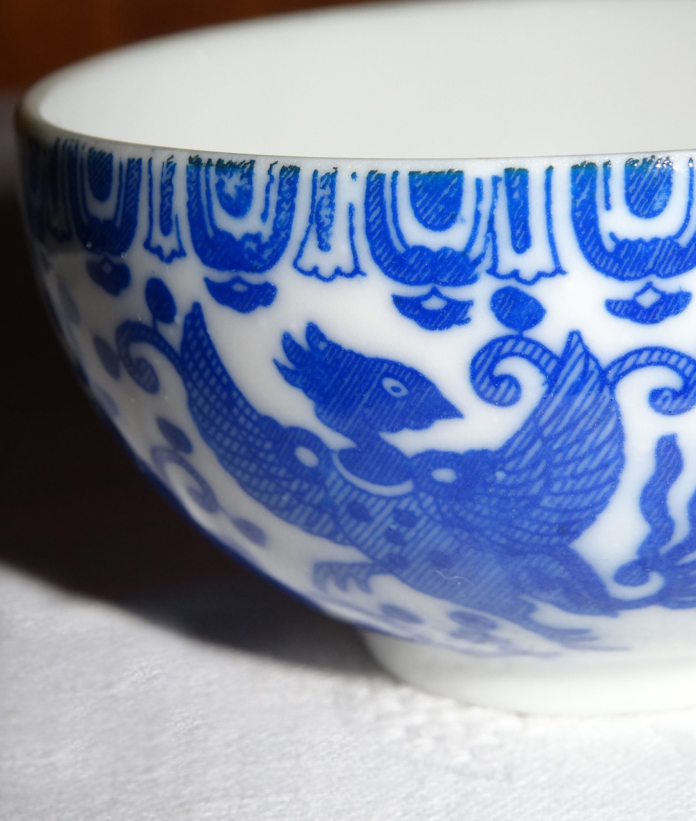Filigranes, japanisches, blau-weißes Teetässchen