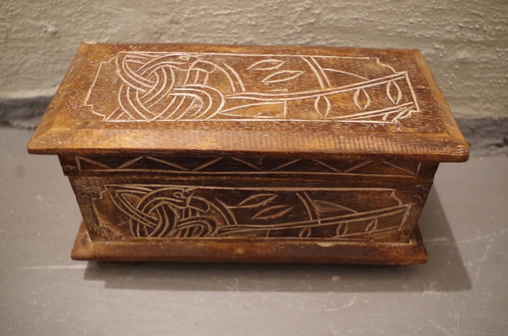 Holz Schatulle Box geschnitzt Kornblume Schlange Handarbeit Antik