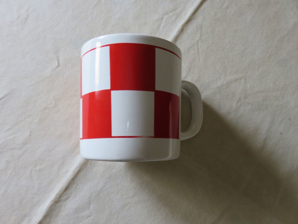 Tasse mit rot weißen Karo