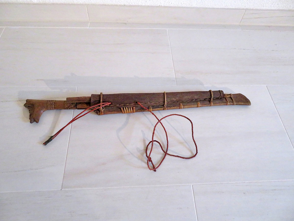 Altes seltenes Jagdmesser (Schwert) in Holzscheide aus Indonesien (Borneo), Original.