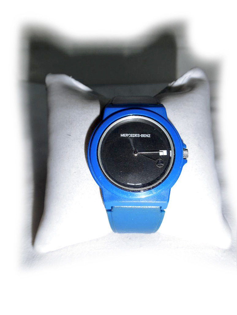 Blaue Armbanduhr von Mercedes Fortis