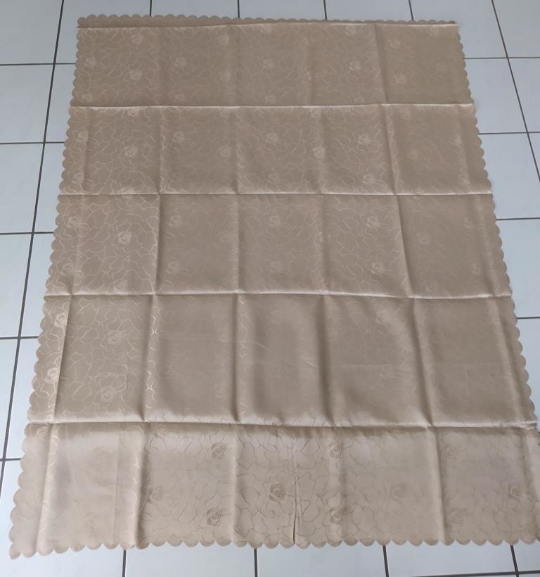 Tischdecke, beige mit besticktem Muster, 162 x 130 cm (unbenutzt)