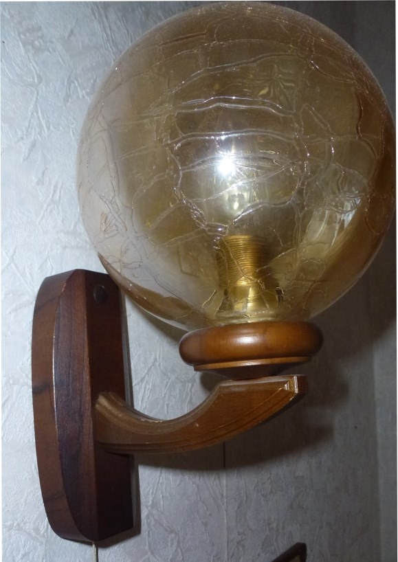 Wandlampe mit gelber Glaskugel u. Holzhalterung
