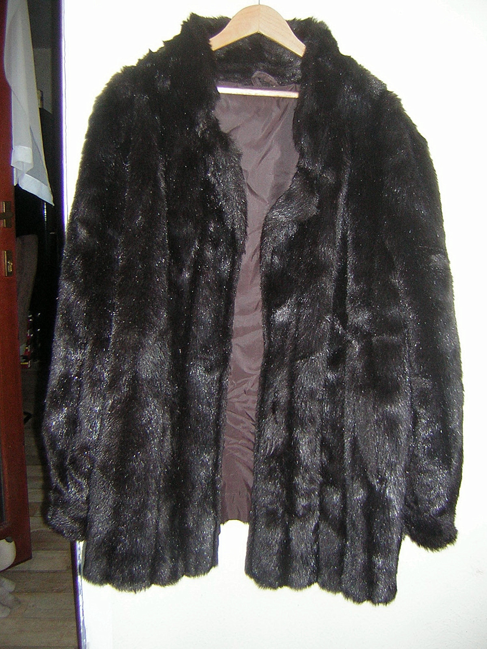 Schicker Pelzmantel aus Polyester in schwarz, gepflegt Schicker Pelzmantel aus Polyester in schwarz, gepflegt