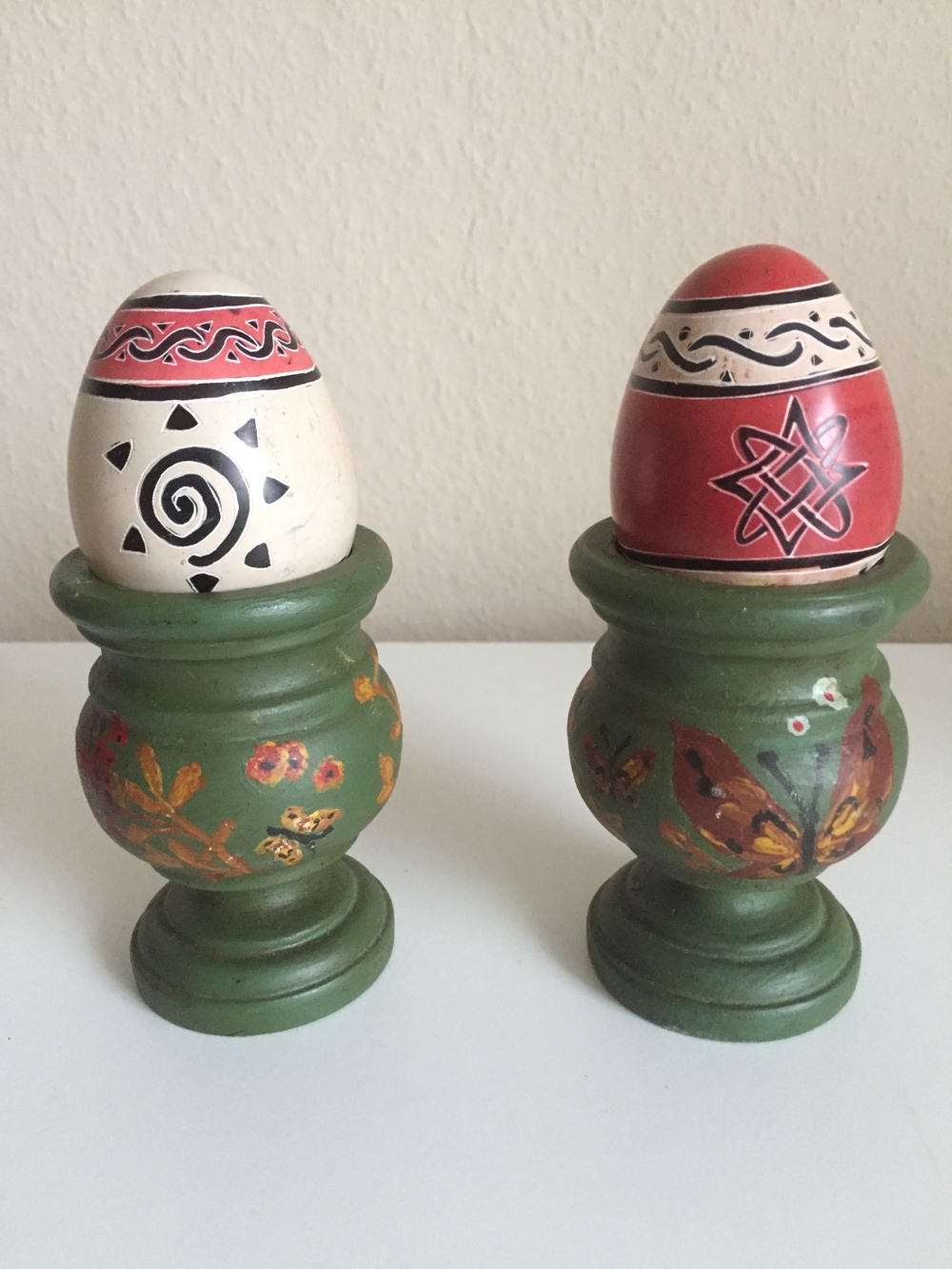 Alte Oster- Stopf-Eier im Holzeierbecher handbemalt