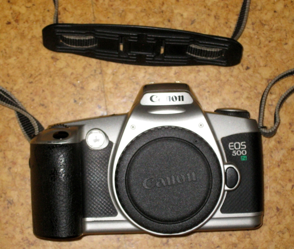 Canon-Kamera EOS 500 N mit Tamron-Objektiv 28-200