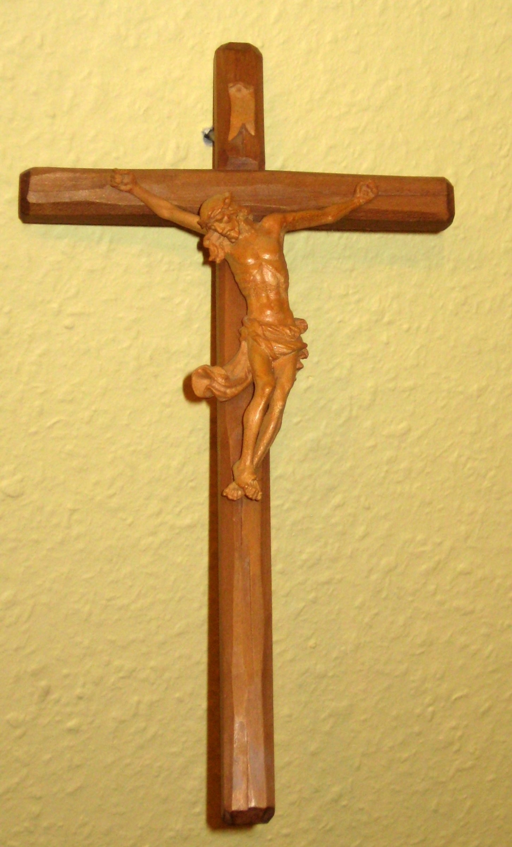 handgeschnitzes Kreuz
