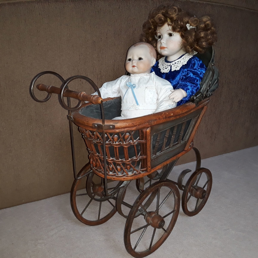 Puppenwagen mit zwei Puppen