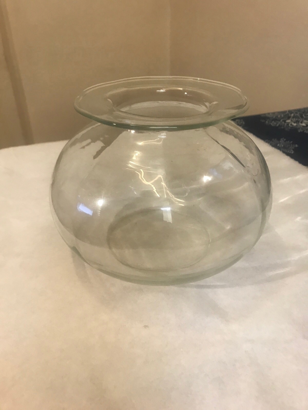 Blumenvase aus Glas und in ein Runde Form