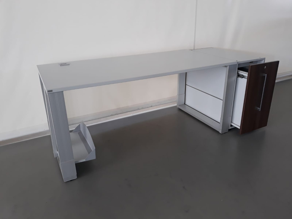 Hochwertiger Büro Schreibtisch mit Rollcontainer