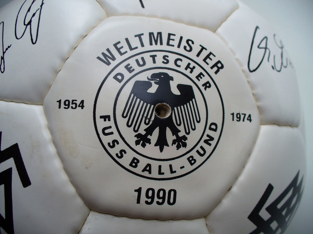 Fußball der WM 1990 mit den Autogrammen der Spieler