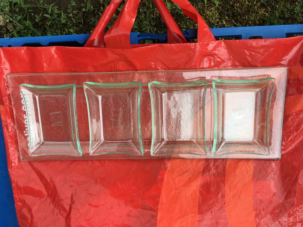 Neue Servierplatte mit 4 kleinen Schälchen aus Glas