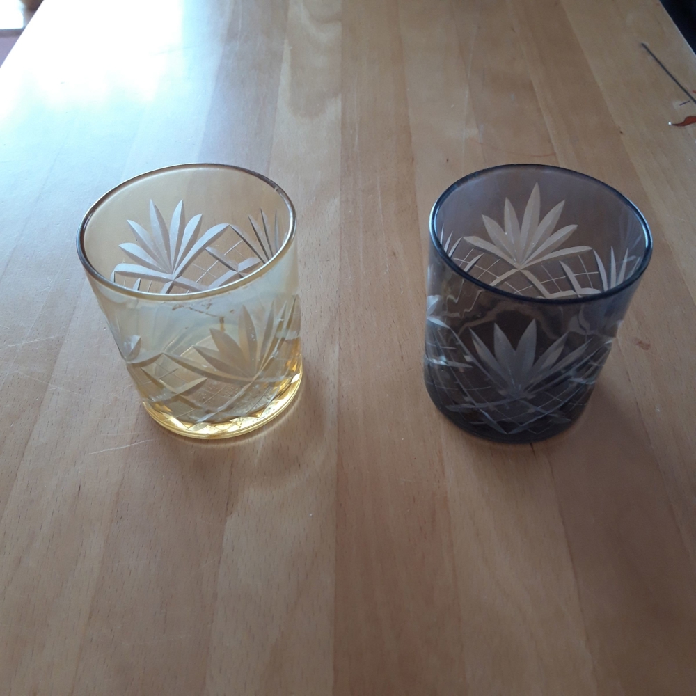 zwei Kerzenhalter Teelichthalter farbig mit geschliffenem Muster