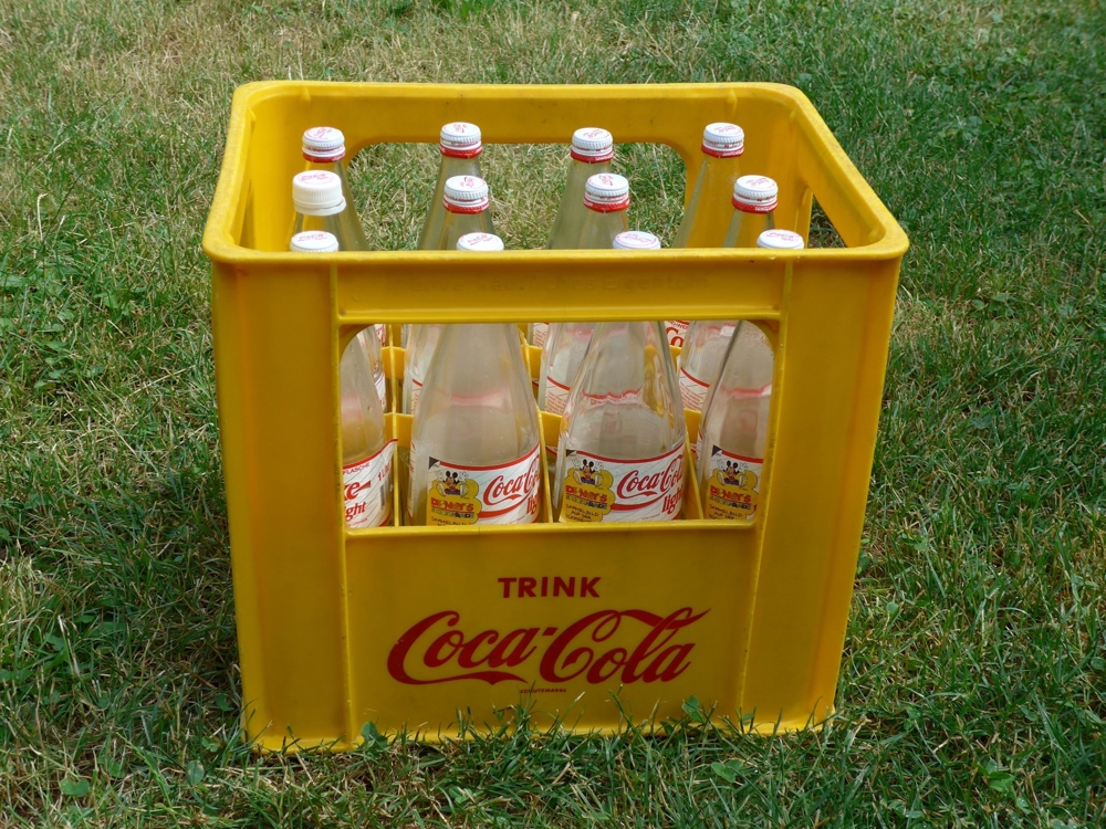 Gelbe Retro-Coca-Cola Light-Kiste mit 12 1-Liter Glasflaschen (26 Jahre alt)