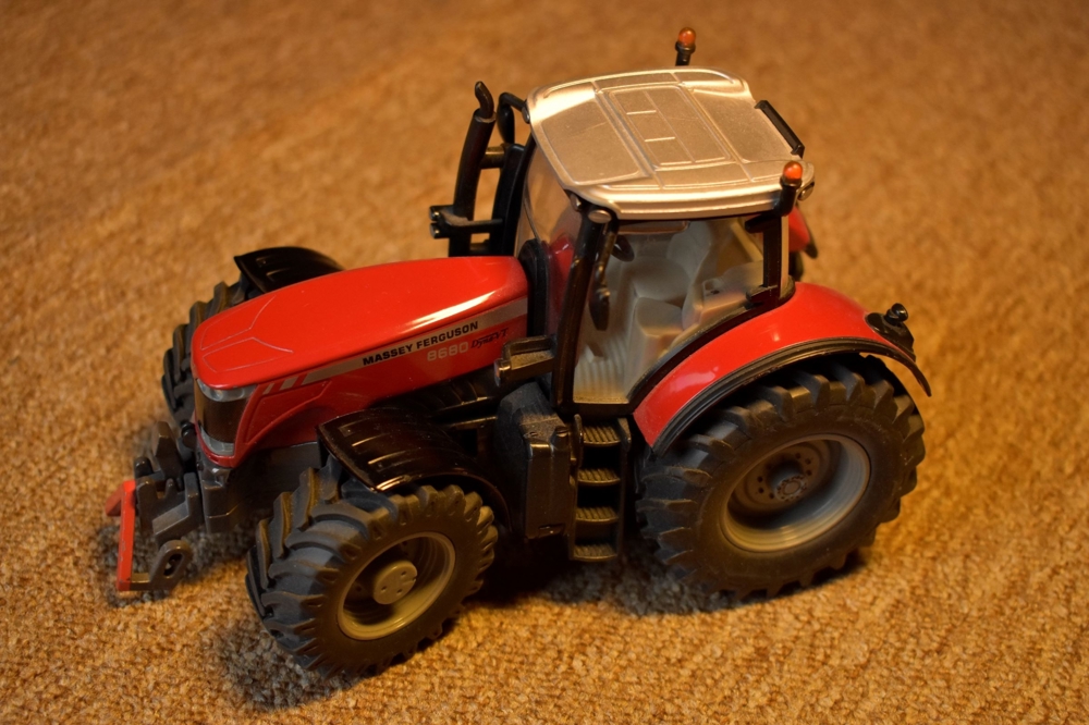 Siku 1:32: Massey Ferguson 8680 (auch John Deere Forwarder 4061, Viehanh.. 2890; Einzelpreis s. Text