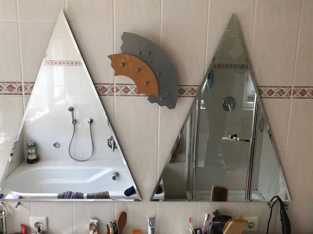 Super Gelegenheit - Bad-Schrank und zwei tolle Dreickecksspiegel sowie Lampe günstig abzugeben