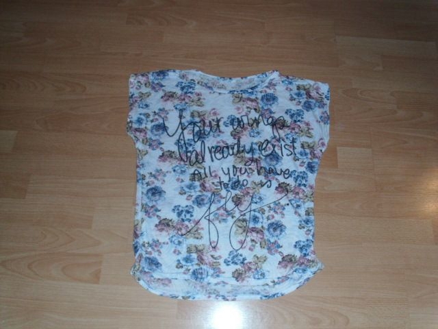 T-Shirt, mit Blumen und Schriftzug, Gr. 38/40