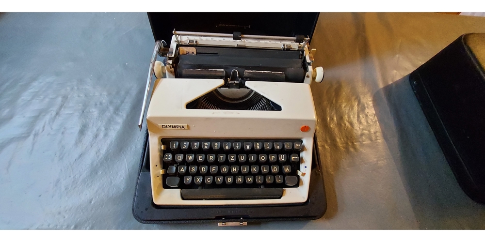alte Schreibmaschine "Olympia" im dazugehörigen Koffer