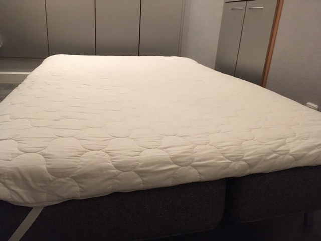 Matratzen-Topper hochwertig, gebraucht, Bezug waschbar; sehr guter Zustand, auf Gästebett benutzt