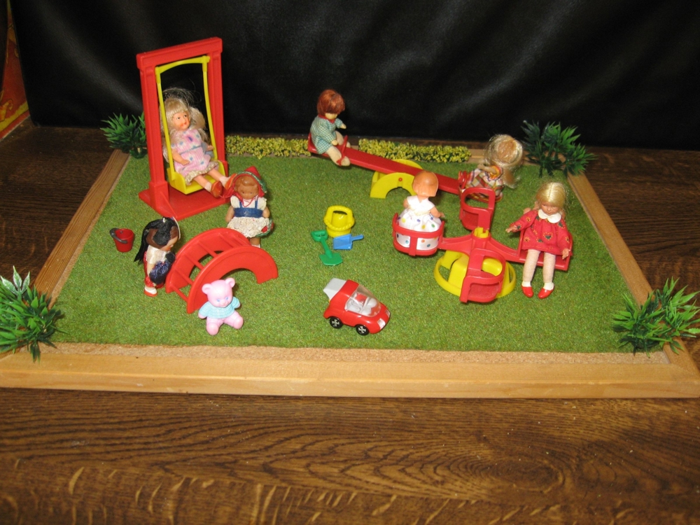 Spielplatz +Spielgeräte v Jean +Puppen Puppenstube-Puppenhaus-Puppenmöbel