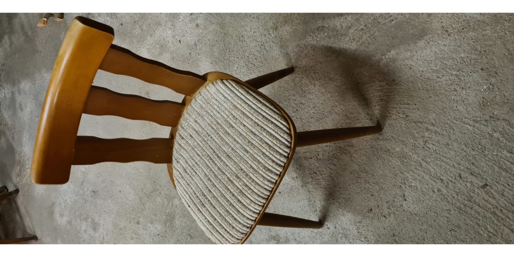 Holzstühle mit hellem Polster (20 Stück)