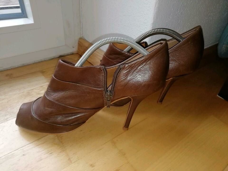 Braune Ankle Boots mit Cut Out, neuwertig, von Zara Woman