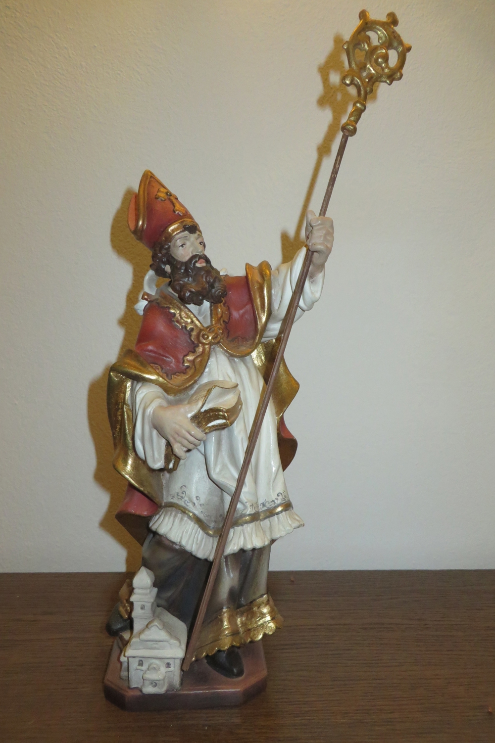 Handgeschnitzte Figur "Heiliger Wolfgang"