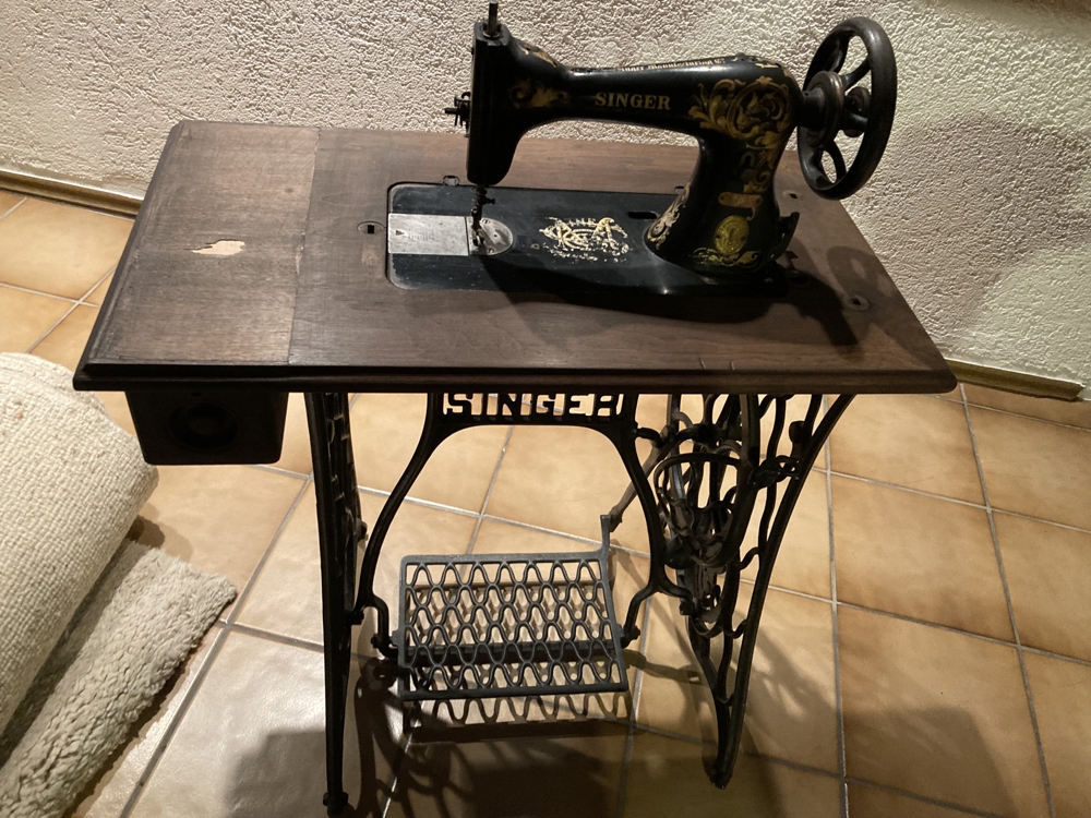 Antike Nähmaschine Fabrikat Singer