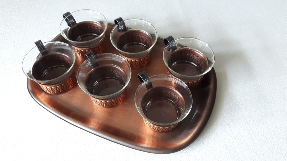 SCHOTT-Jena-Gläser mit Kupfer-Bechern und -Tablett