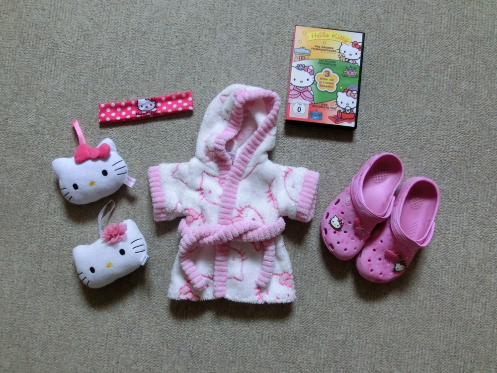 HELLO KITTY  Badeschuhe 32 + DVDs+ Haarband + Schwamm+ Bademantel